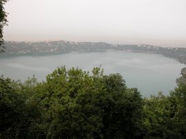 panorama sul lago di
Albano da Palazzolo
(10817 bytes)